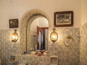 Combined shower/bathtub, eco-friendly toiletries, hair dryer, bidet