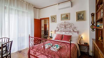 5 habitaciones, escritorio y tabla de planchar con plancha