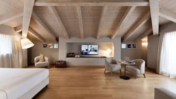 Daunenbettdecken, Betten mit Memory-Foam-Matratzen, Minibar, Zimmersafe