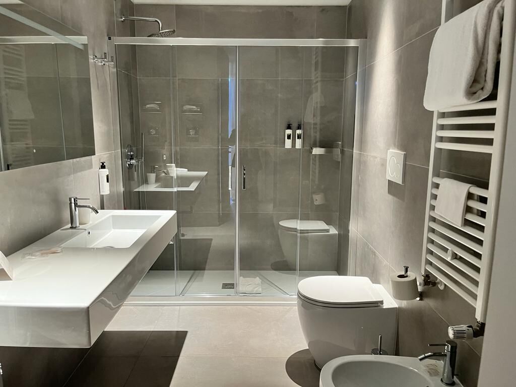 Junior Studio Suite | Bathroom | Shower, free toiletries, hair dryer, bathrobes