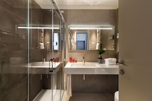 Habitación doble clásica | Baño | Regadera, amenidades de baño gratuitas, secadora de cabello, batas 