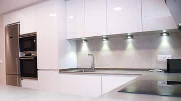 Een microgolfoven, een vaatwasser, een koffiezetapparaat/waterkoker