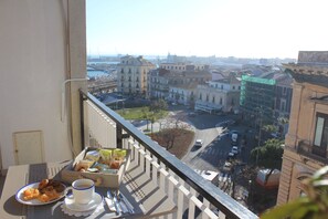 Petit déjeuner en libre-service (4 EUR par personne)