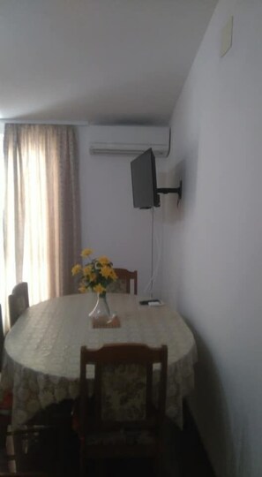 Apartment, 1 Bedroom (A2) | In-room dining