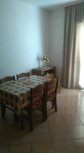 Apartment, 1 Bedroom (A3) | In-room dining