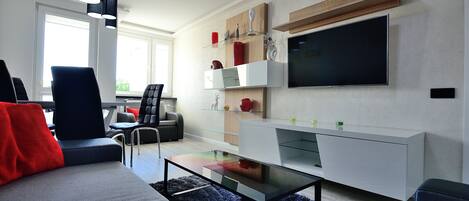 Appartement | Woonruimte | Een 40-inch flatscreentelevisie met satellietzenders en een televisie