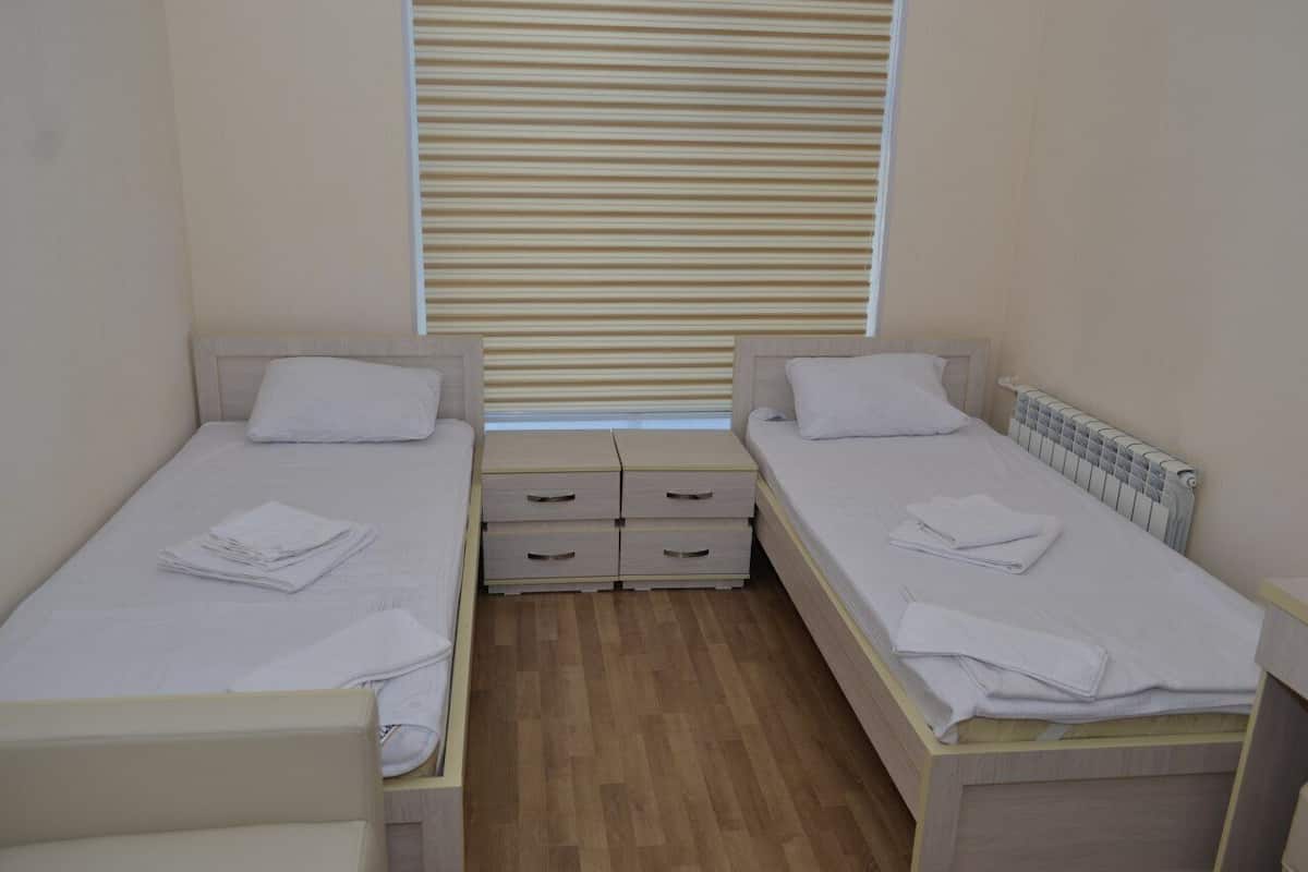 Zweibettzimmer | Schreibtisch, Bügeleisen/Bügelbrett, kostenloses WLAN, Bettwäsche