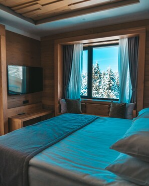 Suite, 1 slaapkamer | Een minibar, een kluis op de kamer, een bureau, een laptopwerkplek