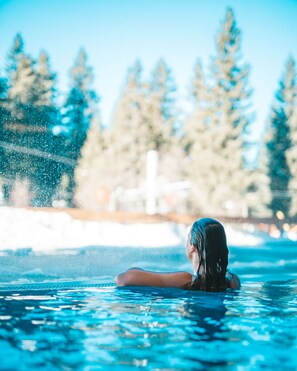 Indoor pool, outdoor pool, sun loungers - Gorski Hotel & Spa (Raška)