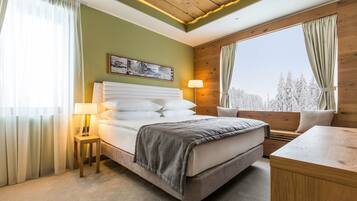 Deluxe Room | 1 bedroom, minibar, in-room safe, desk