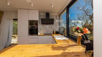 Villa, alberca privada | Cocina privada | Refrigerador con congelador, microondas, horno y parrilla de estufa