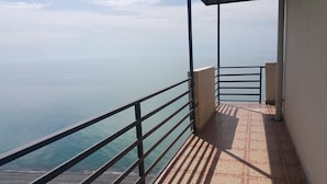 Ein Balkon mit Metallgeländer und Blick auf ein Gewässer.