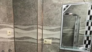 Ein Badezimmer mit Toilette, Waschbecken und Duschkabine.