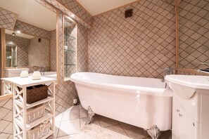 Deluxe Condo | Bathroom | Bathtub, free toiletries, hair dryer, bidet - Pikk-62-Baltic Accommodation 5 (Tallinn)