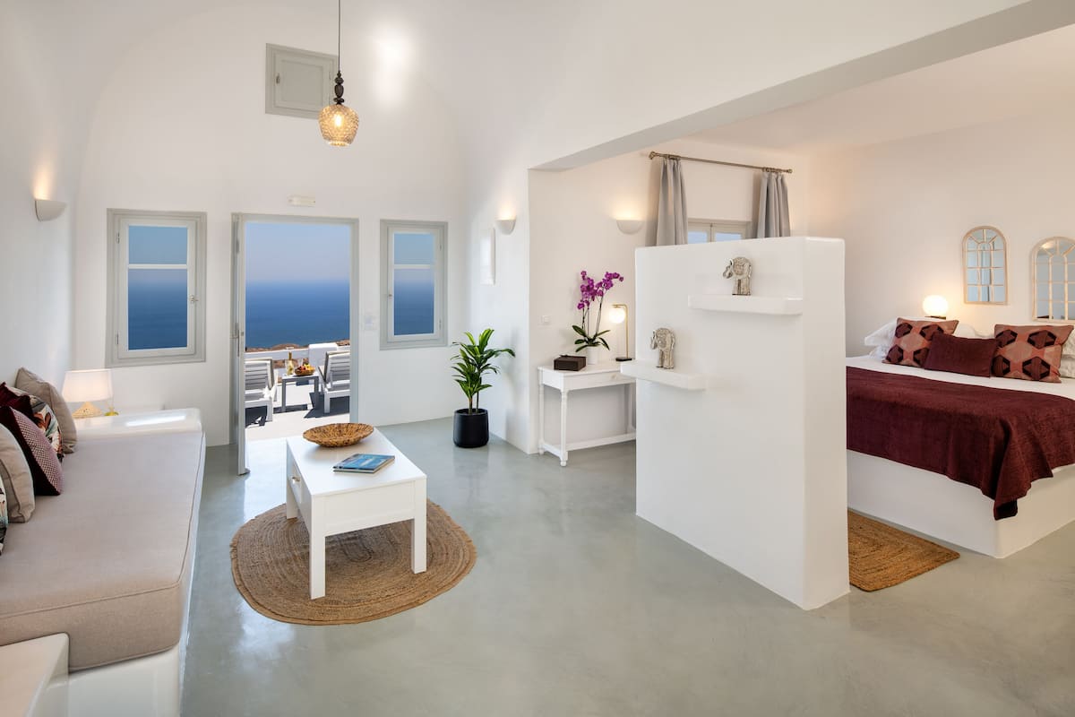 deluxe suite, hot tub, sea view | living area | 42-inch flat-screen tv with satellite channels, tv