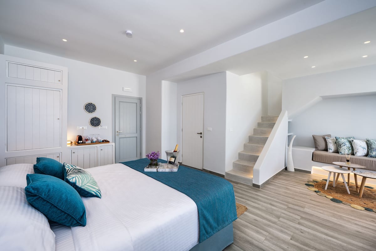Sea View Suite with Loft & Private Pool | 1 dormitorio, sábanas de algodón egipcio, ropa de cama de alta calidad