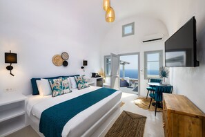 Superior Suite, Sea View (heated plunge pool, jacuzzi) | Egyptian cotton sheets, premium bedding, minibar, in-room safe - Siete Mares Luxury Suites (Santorini)