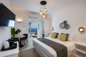 Superior Suite, Sea View (heated plunge pool, jacuzzi) | Egyptian cotton sheets, premium bedding, minibar, in-room safe - Siete Mares Luxury Suites (Santorini)
