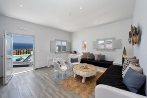 1 Bedroom Grande Suite, Heated Private Pool & Sea View | Opholdsområde | 42-tommers fladskærms-tv med satellitkanaler, tv