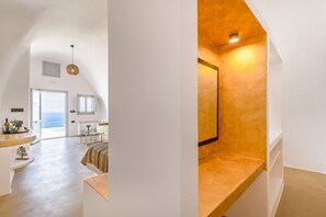 Superior Cave Suite with Private Pool & Sea View | Cadar kapas Mesir, peralatan tempat tidur premium, bar mini 