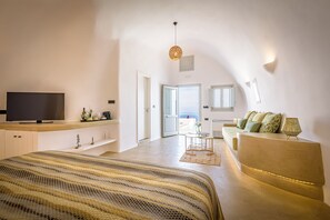 Superior Cave Suite with Private Pool & Sea View | Cadar kapas Mesir, peralatan tempat tidur premium, bar mini 
