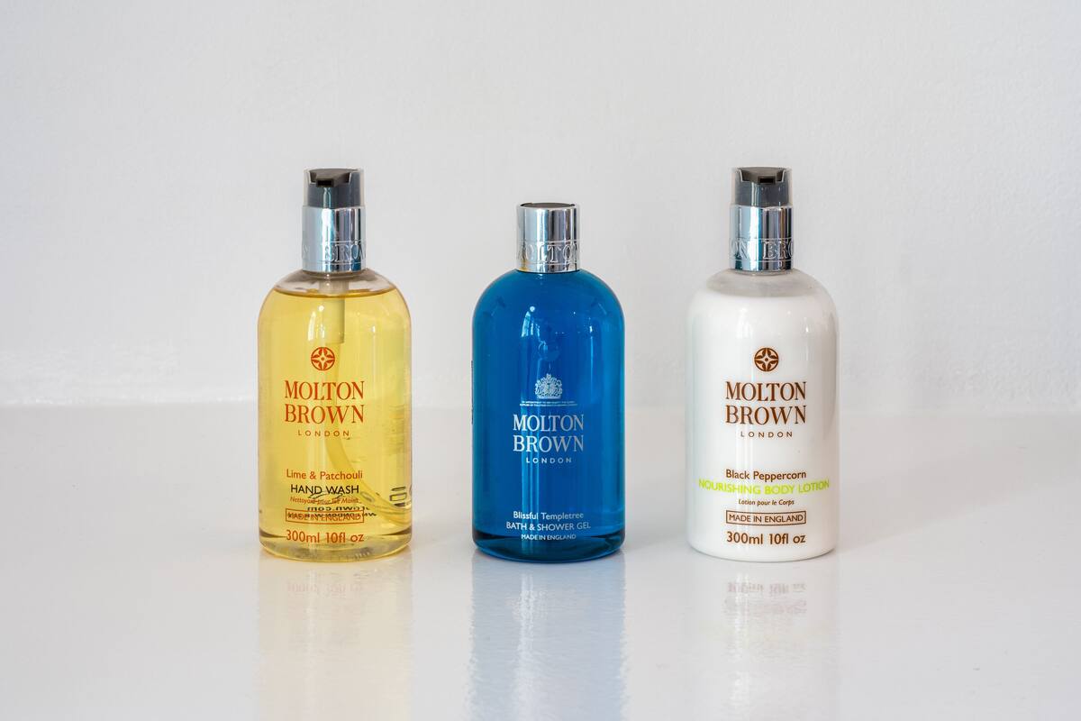 deluxe suite, hot tub, sea view | bathroom | shower, rainfall showerhead, eco-friendly toiletries, hair dryer