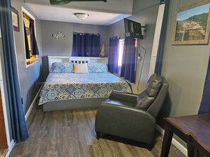3 bedrooms, desk, WiFi, bed sheets