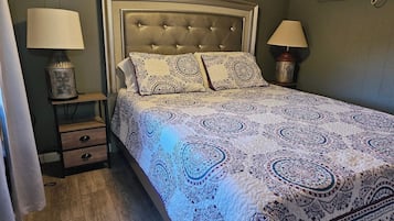 3 多间卧室、办公桌、WiFi、床单