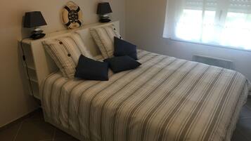 1 soverom, strykejern/-brett, reiseseng for barn og sengetøy