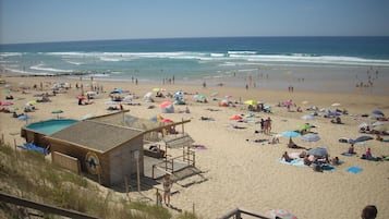 Plage à proximité, chaises longues