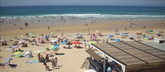 アパート。ビーチから60 m、村から300 mに位置する48m2の大きなガーデンテラス