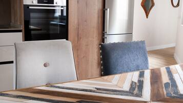 Een microgolfoven, een vaatwasser, een koffiezetapparaat/waterkoker