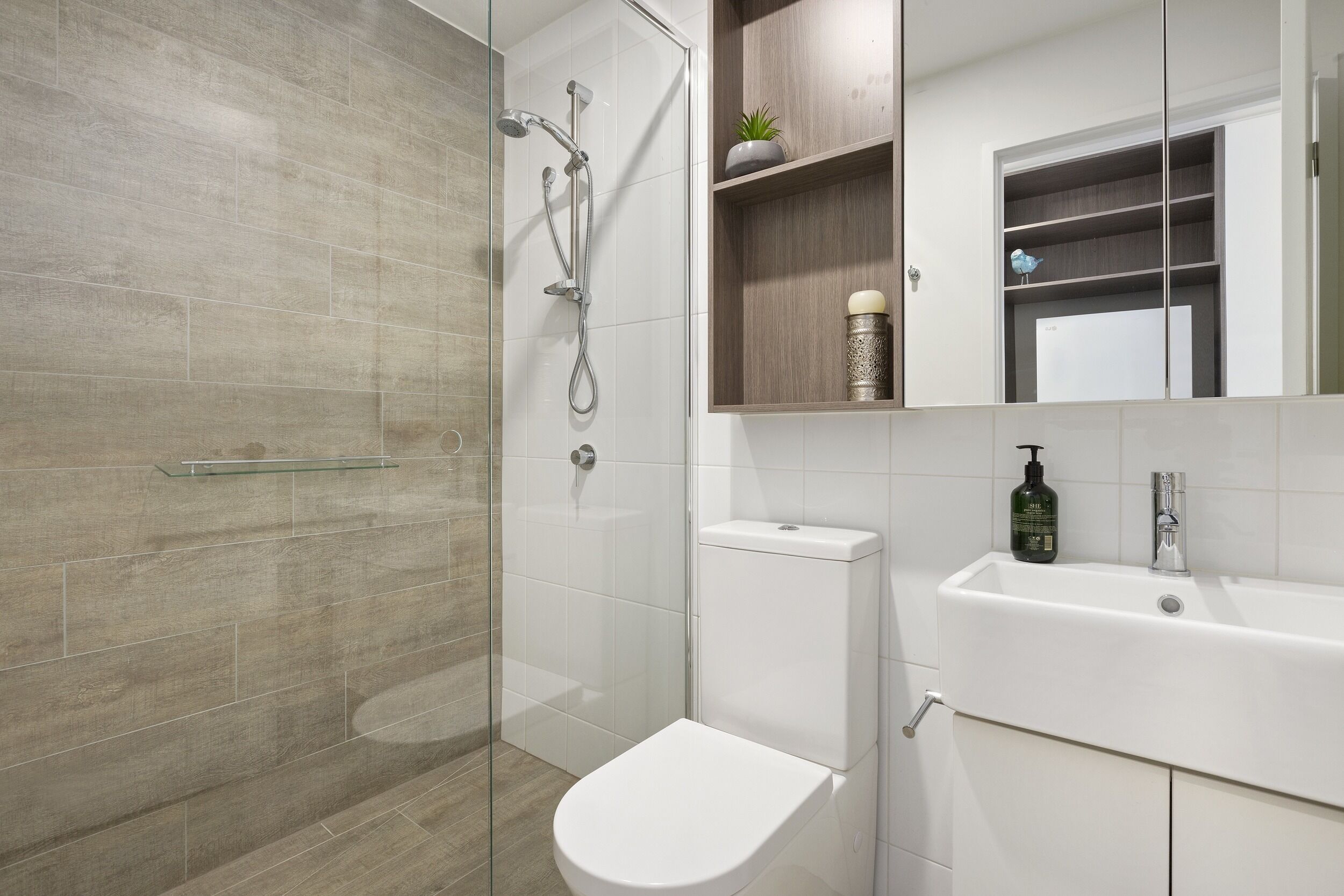 luxury & comfort plus safety: close to all with secure car park Bundoora