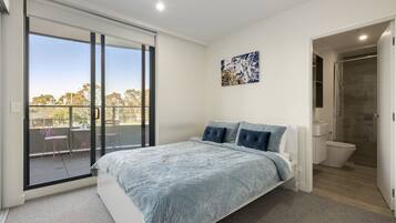 2 habitaciones, tabla de planchar con plancha y cuna de viaje