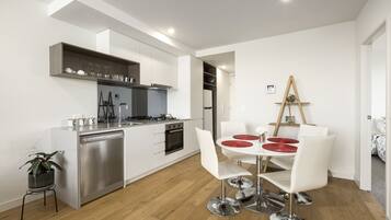 Geladeira, micro-ondas, fogão, cooktop