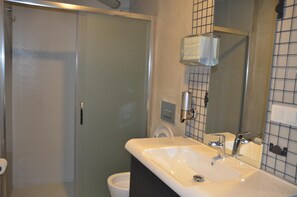 Douche, articles de toilette gratuits, sèche-cheveux