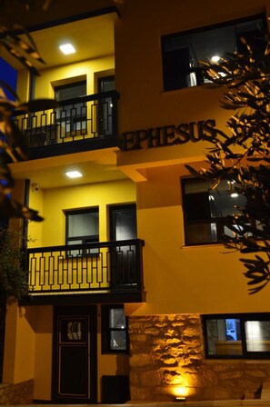 A multi-story building with balconies and a stone facade. - Ephesus Hostel (Selçuk)