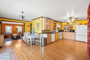 Fridge, microwave, oven, stovetop - Country Lodge for 18, With Pool and Pond, Near Ark (Williamstown)