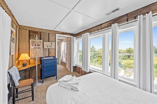 Country Lodge for 18, With Pool and Pond, Near Ark
