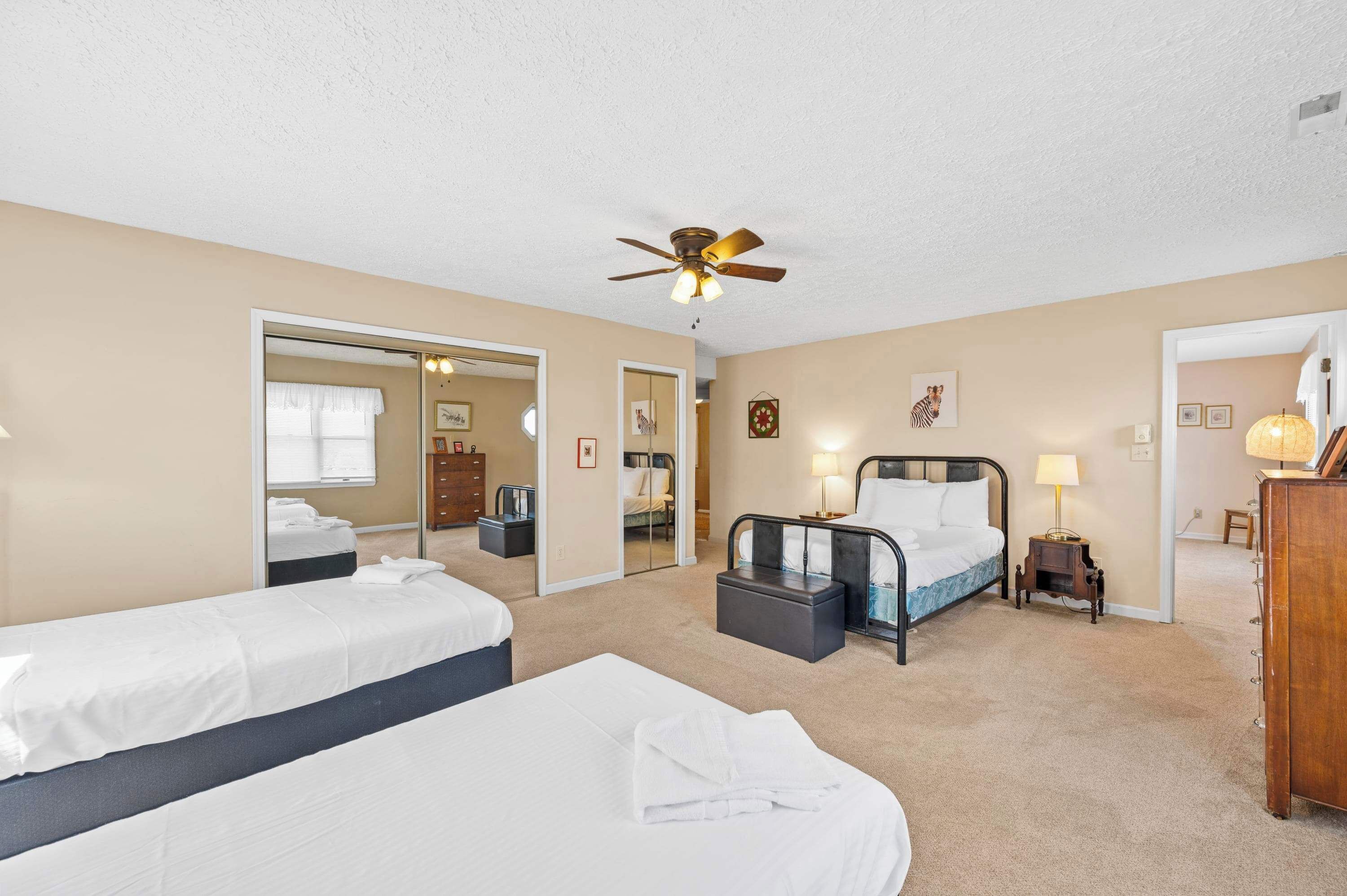 7 slaapkamers, een bureau, een strijkplank/strijkijzer, reisbedje