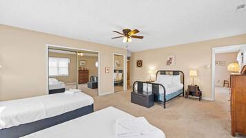 7 slaapkamers, een bureau, een strijkplank/strijkijzer, reisbedje