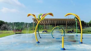 Een buitenspeelplaats met water, met verschillende waterstralen en bogen.