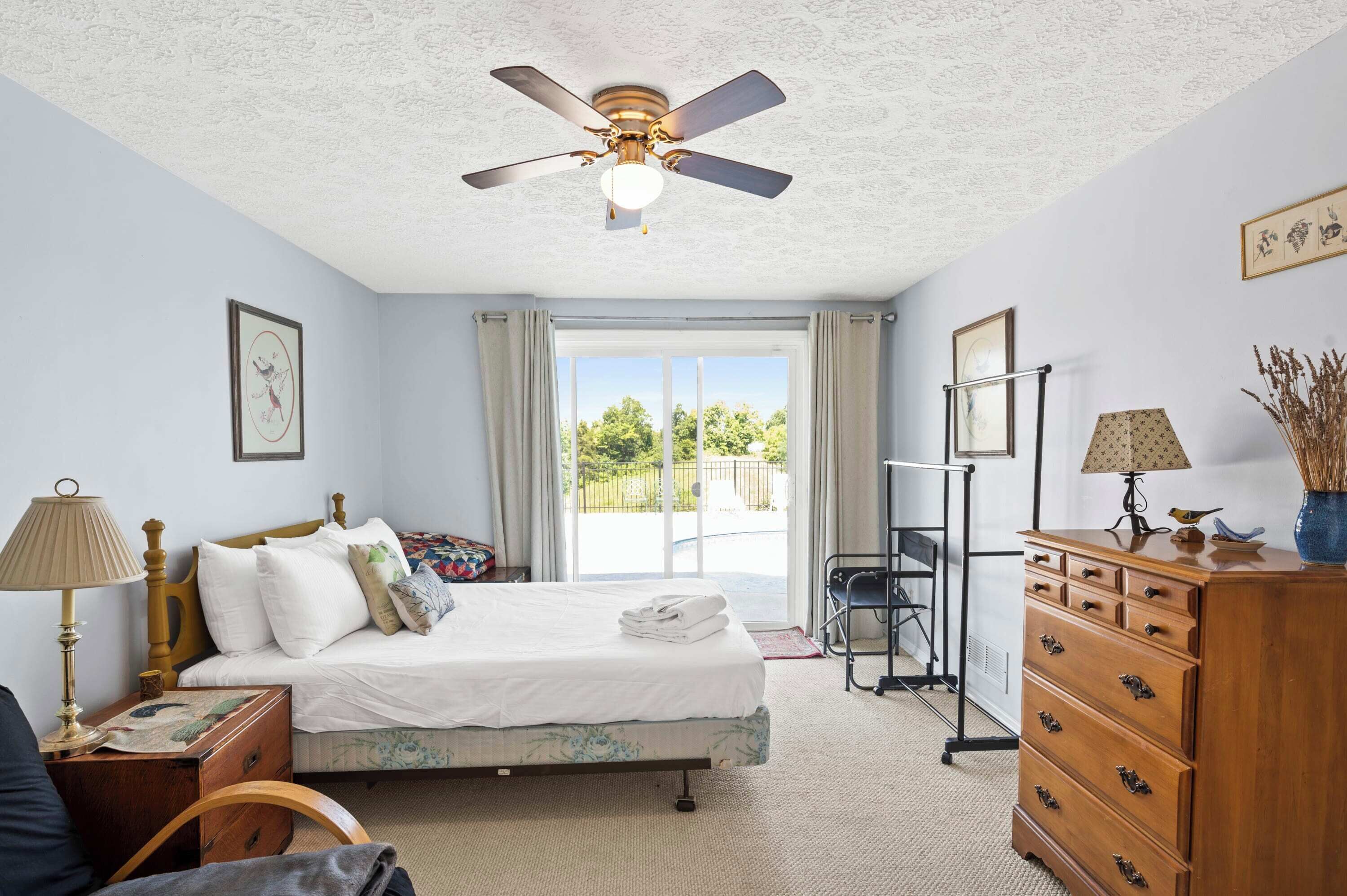 7 Schlafzimmer, Schreibtisch, Bügeleisen/Bügelbrett, Reisekinderbett