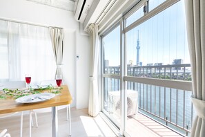 Condo Deluxe | Escritorio, espacio para trabajar con laptop y cortinas blackout 