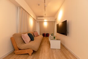 Habitación ejecutiva | Área de sala de estar | Televisión de pantalla plana 