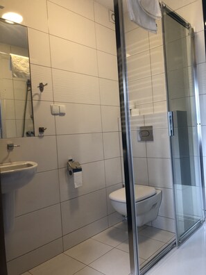 Apartemen | Kamar mandi | Shower, pengering rambut, handuk, dan sabun