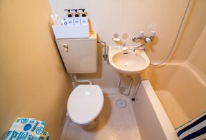 Apartment | Badezimmer | Duschwanne, kostenlose Toilettenartikel, Haartrockner, Hausschuhe