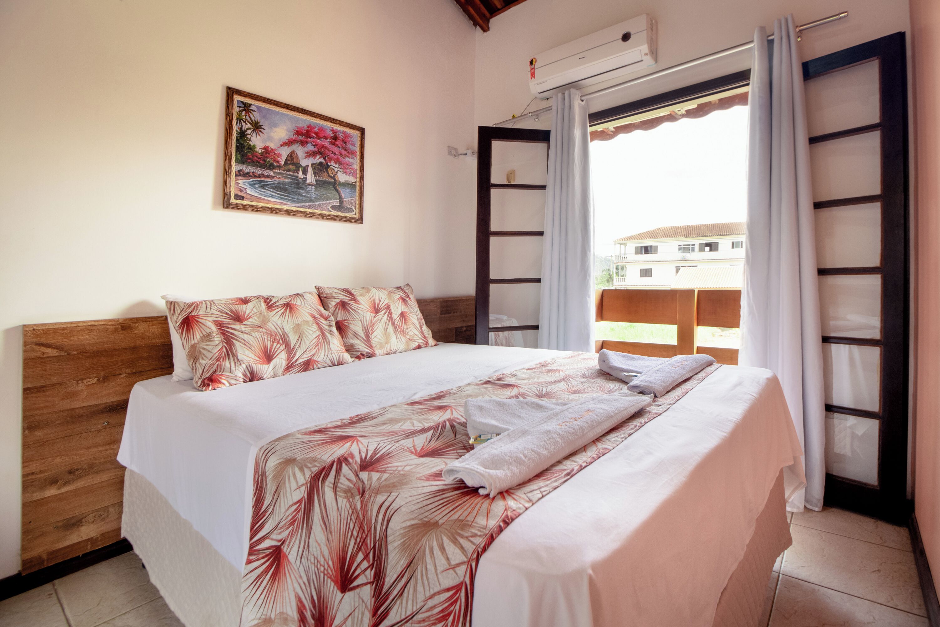 Superior Room | Minibar, bed sheets