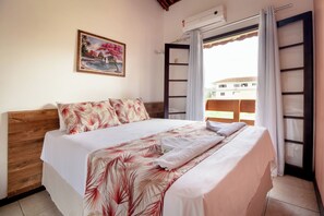 Quarto superior | Frigobar, roupa de cama