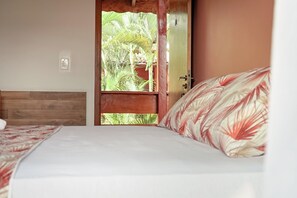 Minibar, bed sheets - Hotel Dellamares (Ubatuba)